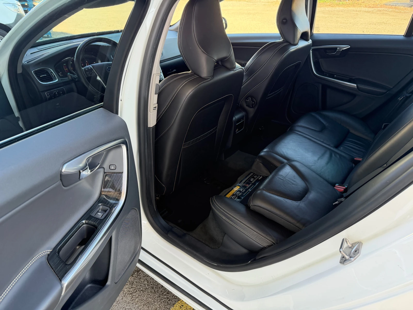 Volvo V60 D6 Plug-in Hybrid 4x4 Navi Distronic, снимка 8 - Автомобили и джипове - 55060330