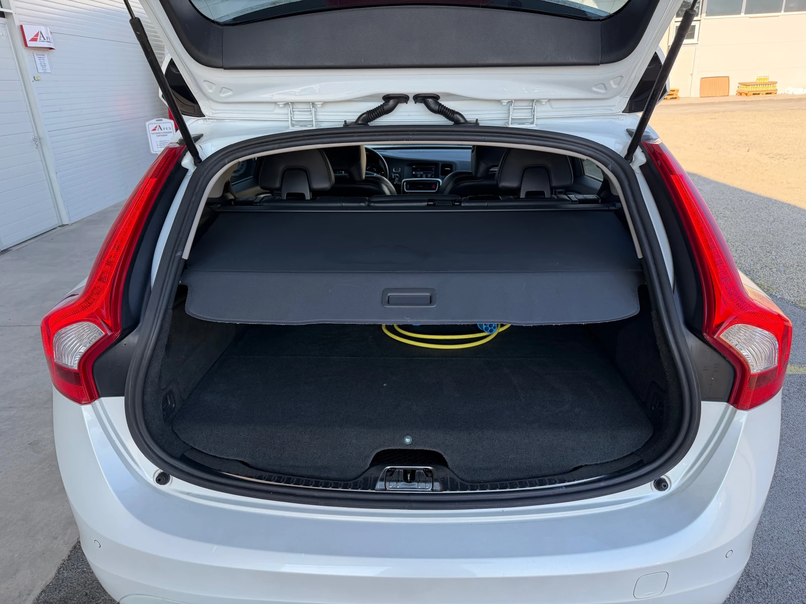 Volvo V60 D6 Plug-in Hybrid 4x4 Navi Distronic, снимка 16 - Автомобили и джипове - 55060330
