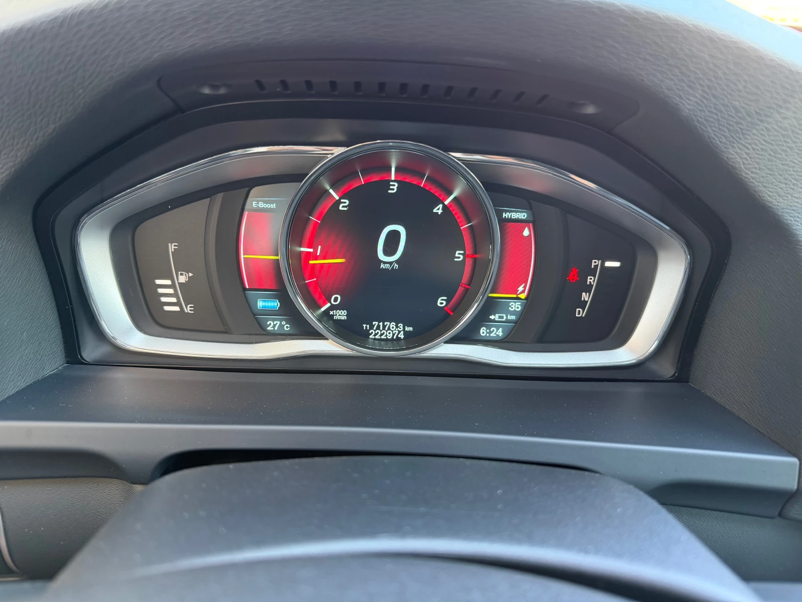 Volvo V60 D6 Plug-in Hybrid 4x4 Navi Distronic, снимка 11 - Автомобили и джипове - 55060330