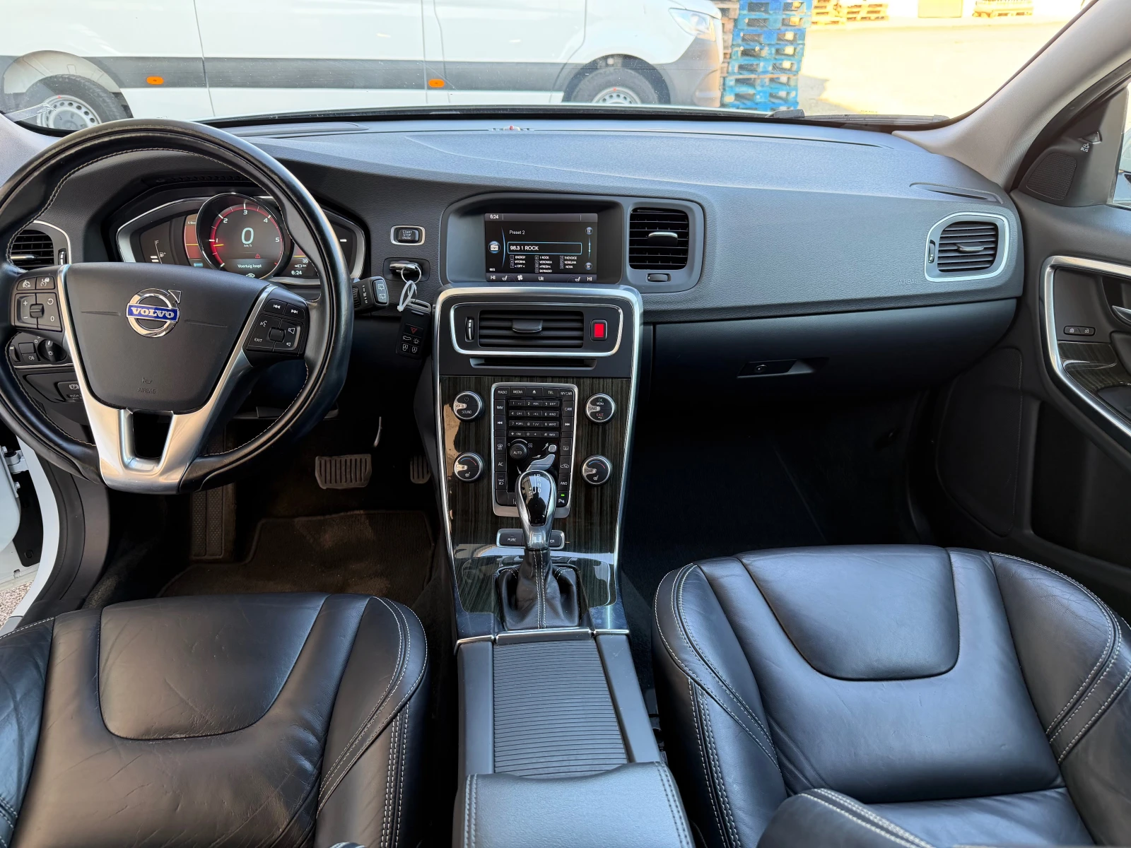 Volvo V60 D6 Plug-in Hybrid 4x4 Navi Distronic, снимка 14 - Автомобили и джипове - 55060330