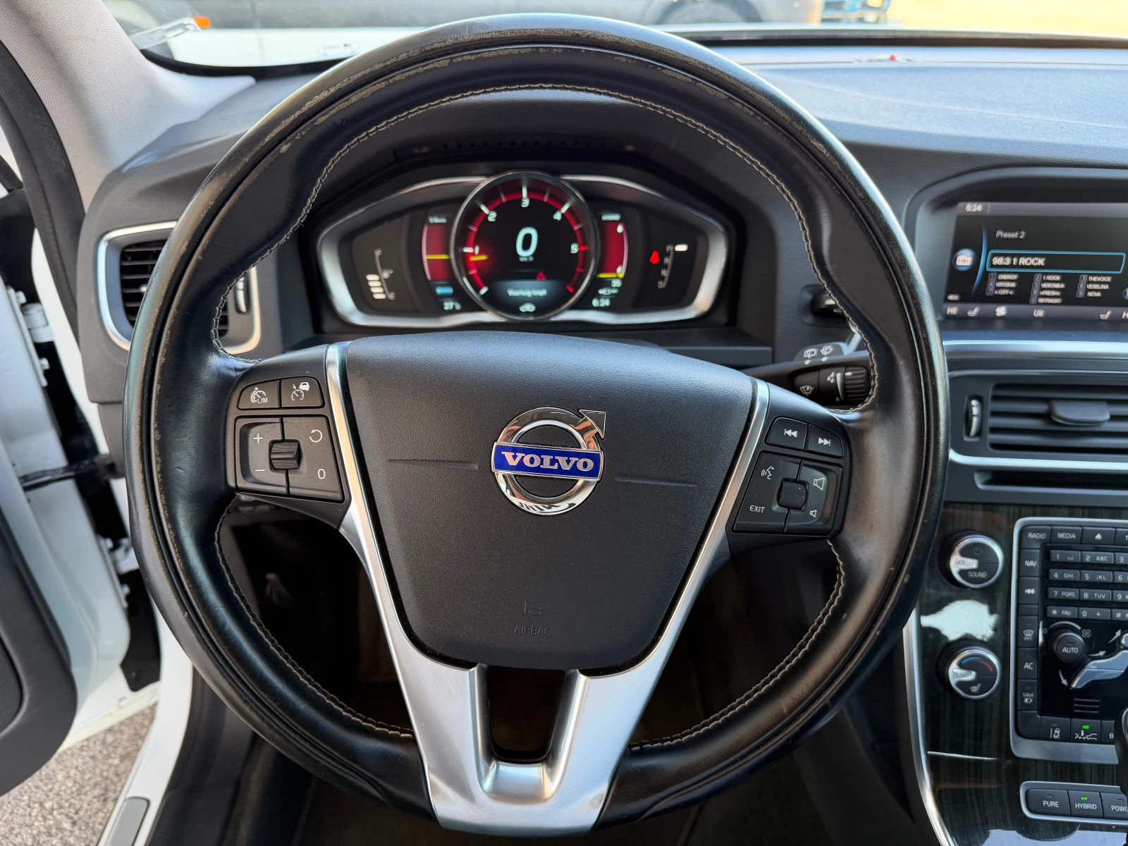 Volvo V60 D6 Plug-in Hybrid 4x4 Navi Distronic, снимка 12 - Автомобили и джипове - 55060330