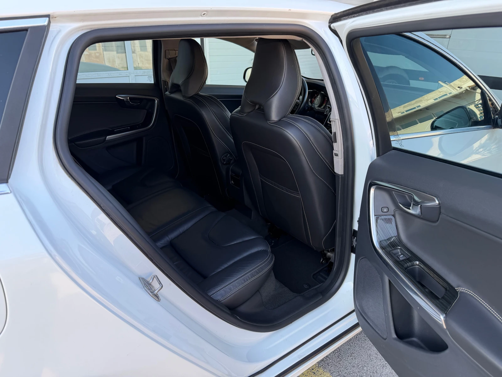 Volvo V60 D6 Plug-in Hybrid 4x4 Navi Distronic, снимка 10 - Автомобили и джипове - 55060330