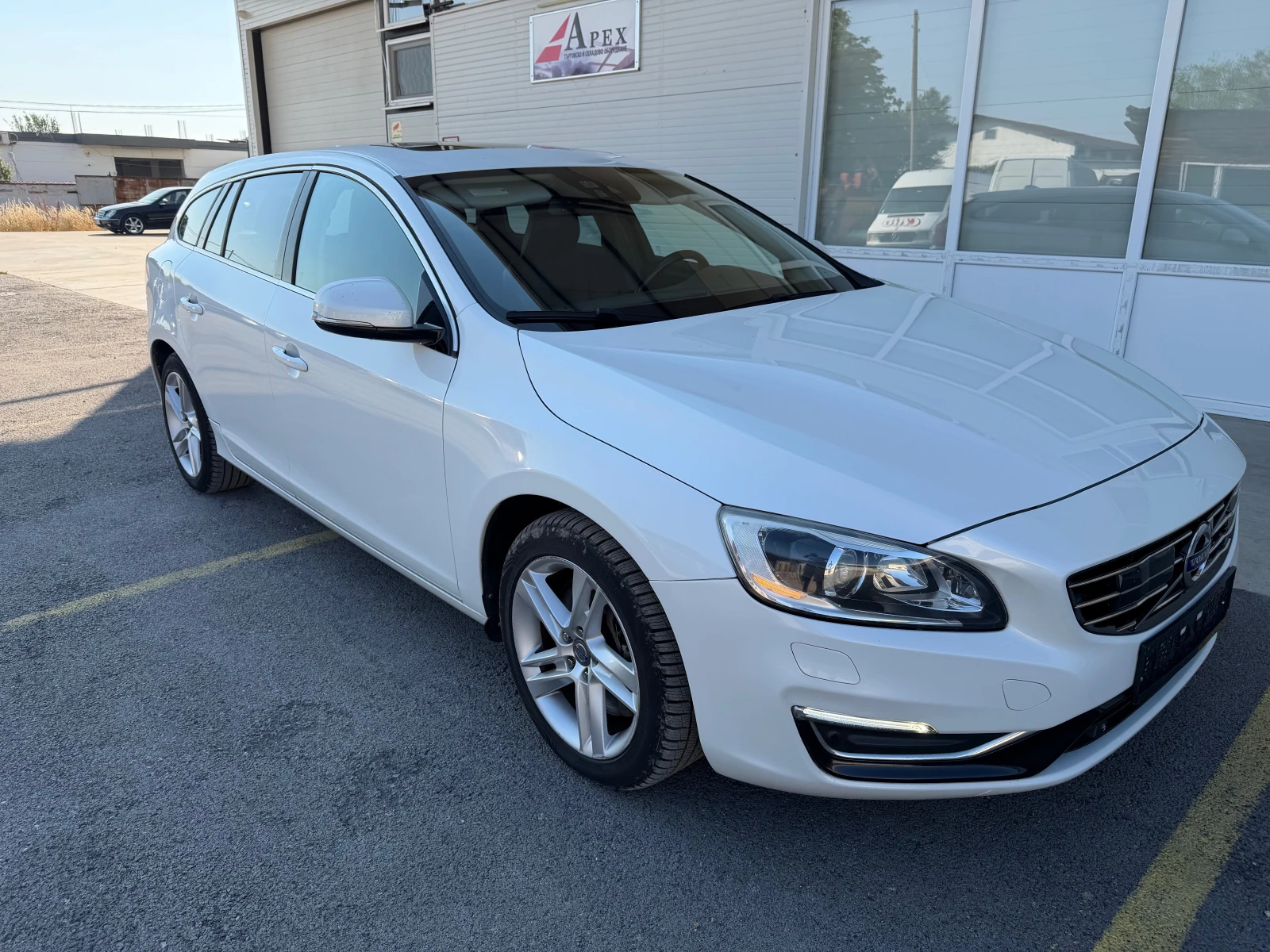Volvo V60 D6 Plug-in Hybrid 4x4 Navi Distronic, снимка 3 - Автомобили и джипове - 55060330