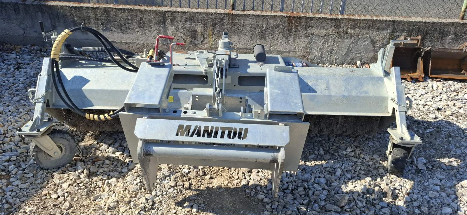 Телескопичен товарач Manitou Четка SCC 2600+ 