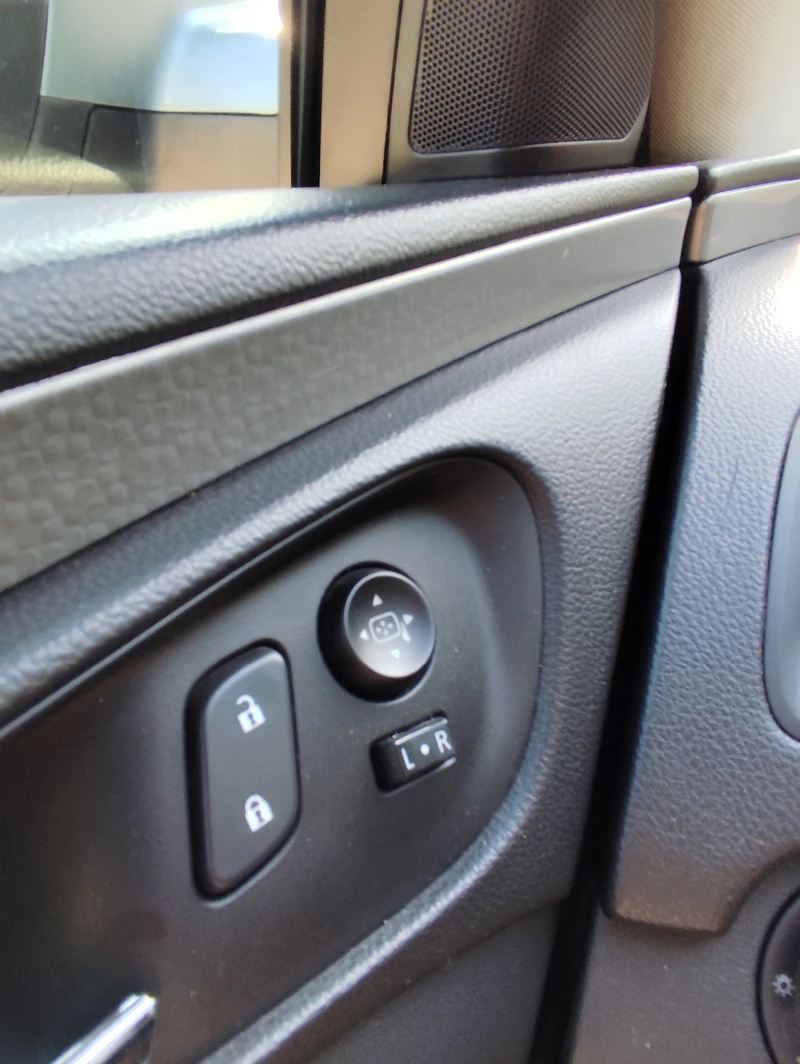 Opel Insignia 1.6 TURBO 170 к.с. Евро 5B, снимка 10 - Автомобили и джипове - 51940616