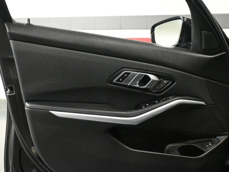 BMW 330 xDrive, снимка 12 - Автомобили и джипове - 53392105