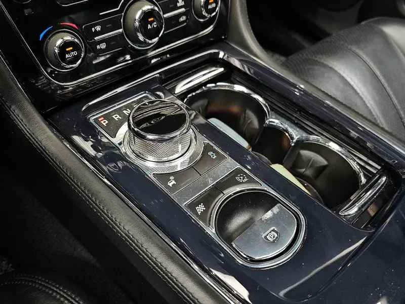 Jaguar Xj 3.0D, снимка 9 - Автомобили и джипове - 54454380
