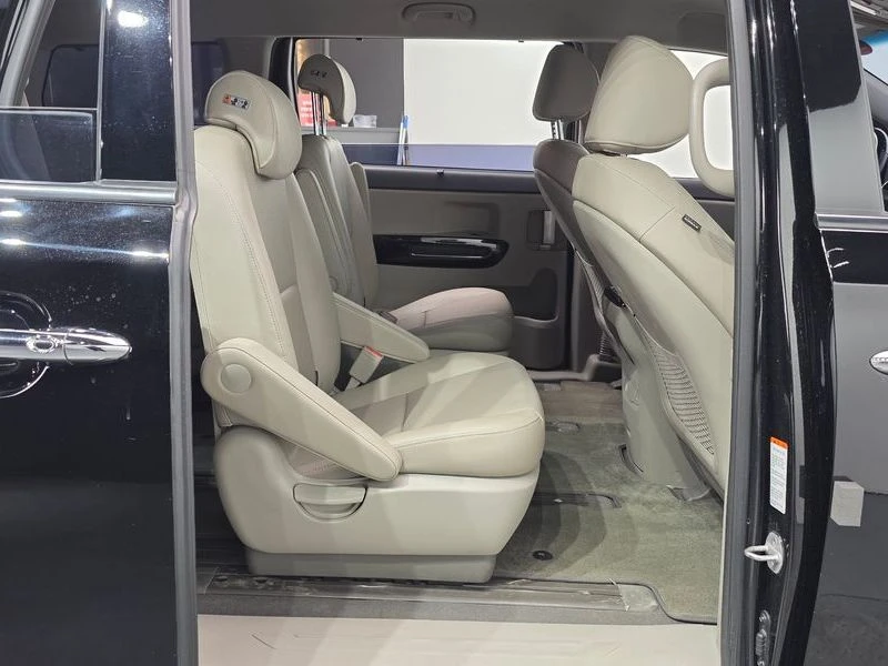 Kia Carnival 2.2 Automatic, снимка 16 - Автомобили и джипове - 55464713