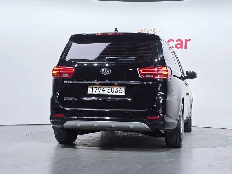 Kia Carnival 2.2 Automatic, снимка 4 - Автомобили и джипове - 55464713