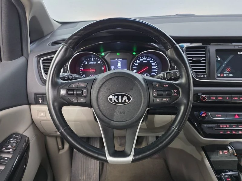 Kia Carnival 2.2 Automatic, снимка 9 - Автомобили и джипове - 55464713