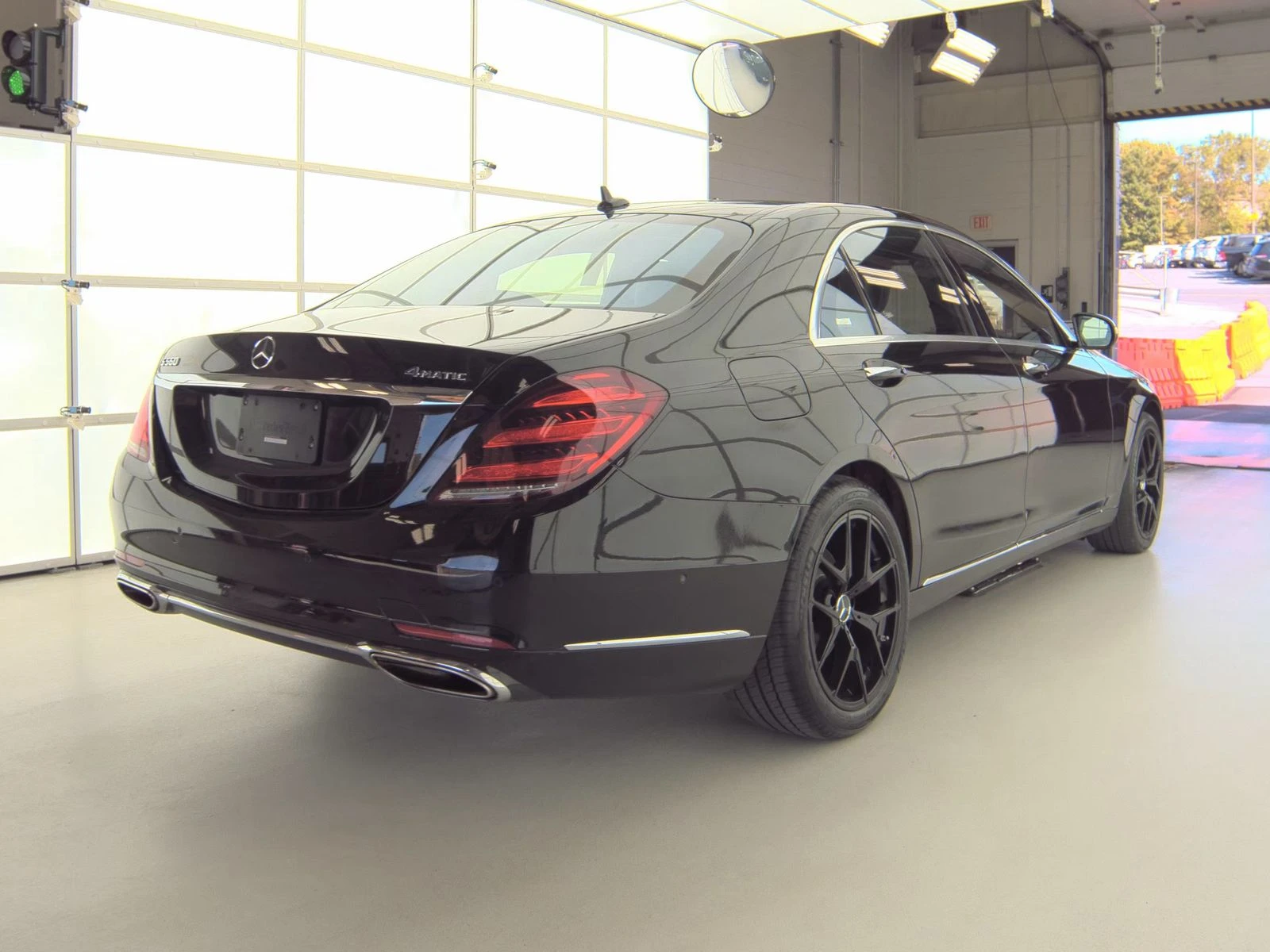 Mercedes-Benz S 560 4MATIC * CARFAX * БЕЗ ПЪРВОНАЧАЛНА ВНОСКА - изображение 4