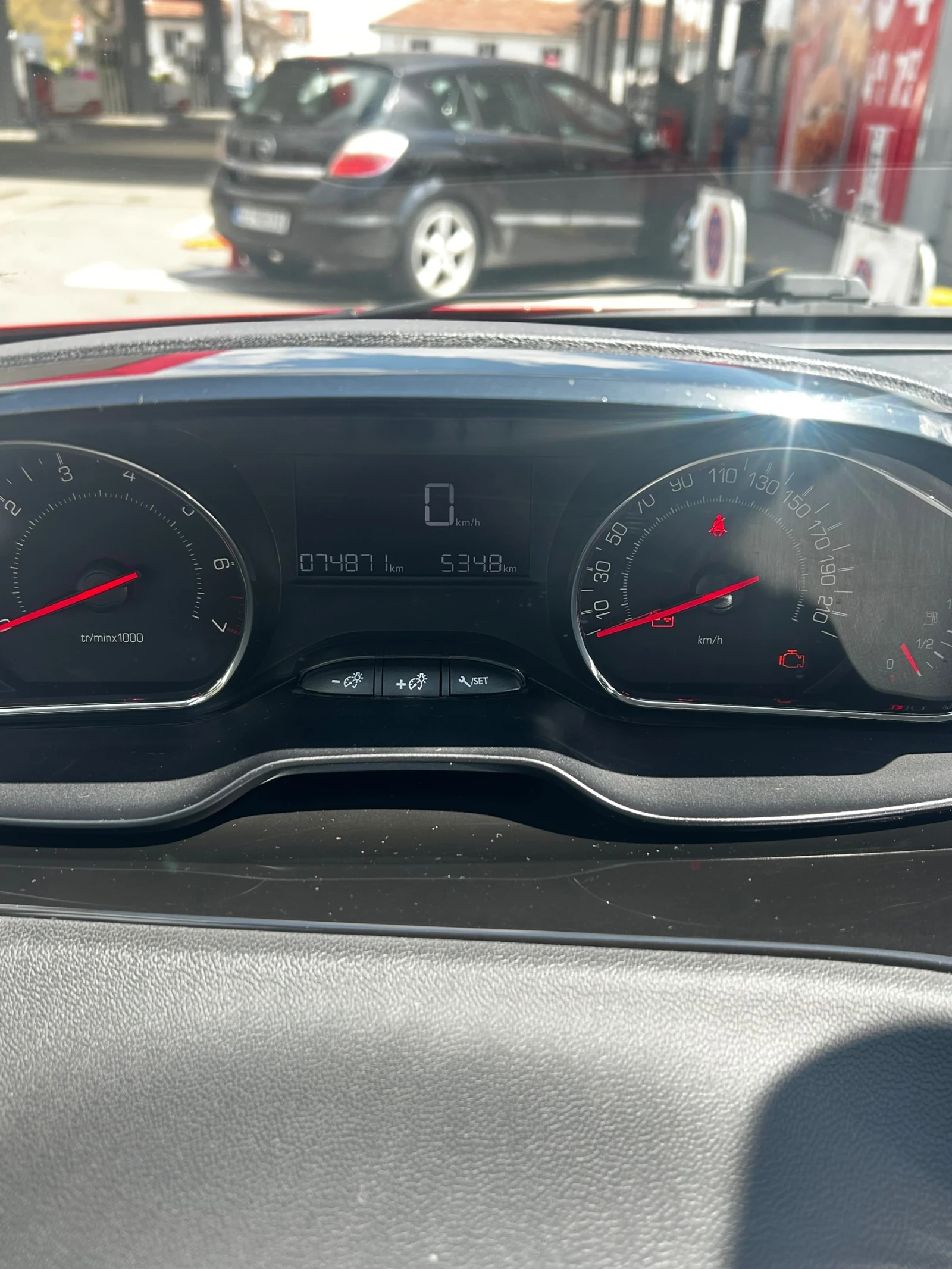 Peugeot 208, снимка 5 - Автомобили и джипове - 54629352