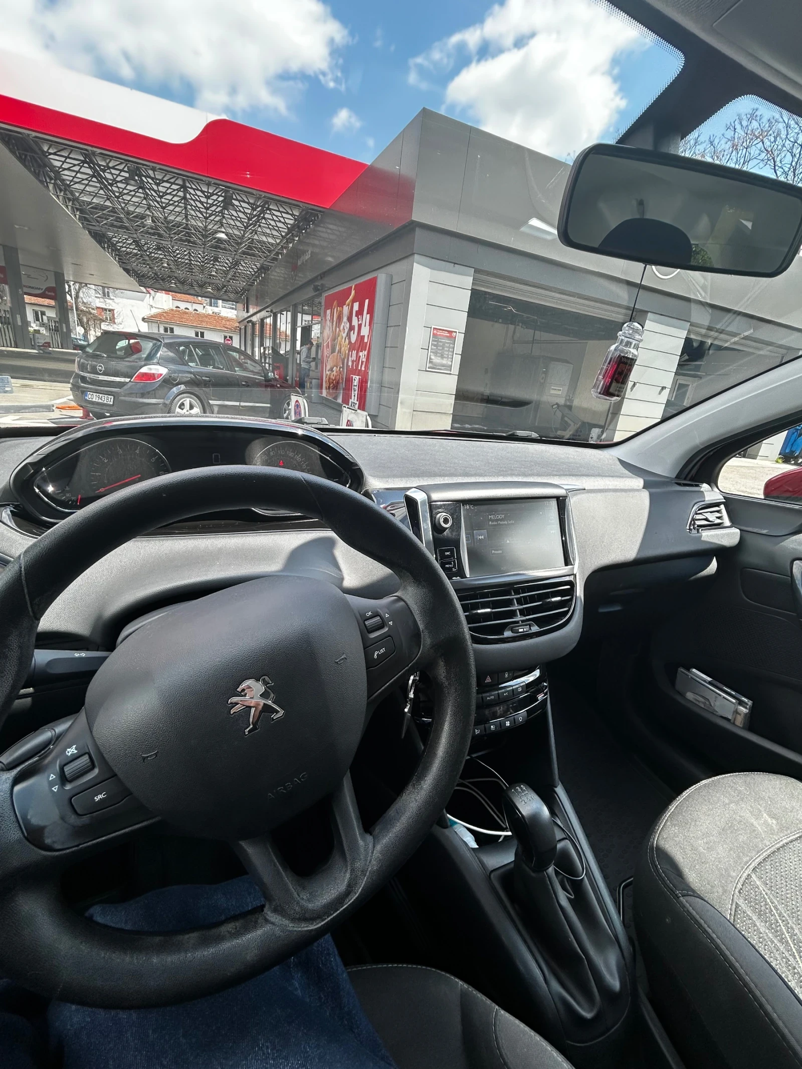 Peugeot 208, снимка 6 - Автомобили и джипове - 54629352