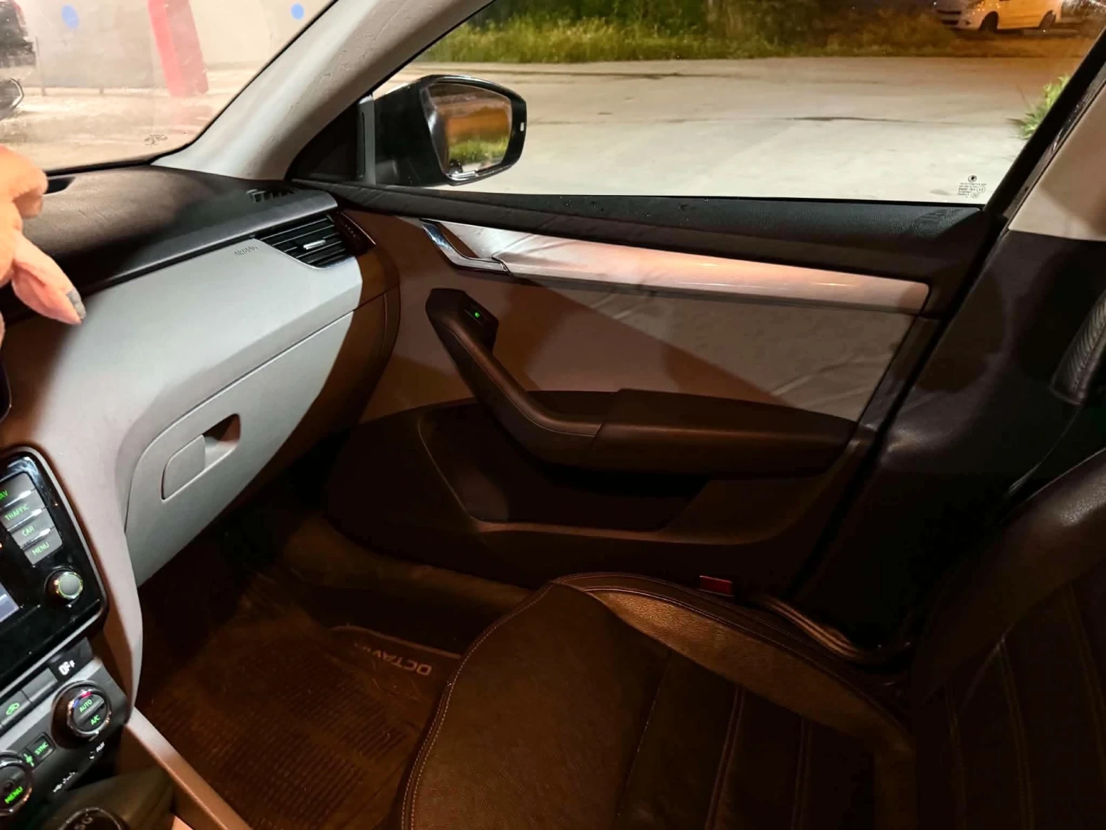 Skoda Octavia 1.6TDI, снимка 13 - Автомобили и джипове - 54838937