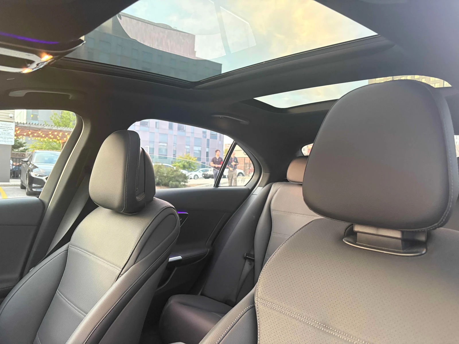 Mercedes-Benz C 300 4MATIC* DISTRONIC* 360КАМЕРИ* AMBIENTNO* , снимка 11 - Автомобили и джипове - 56139097