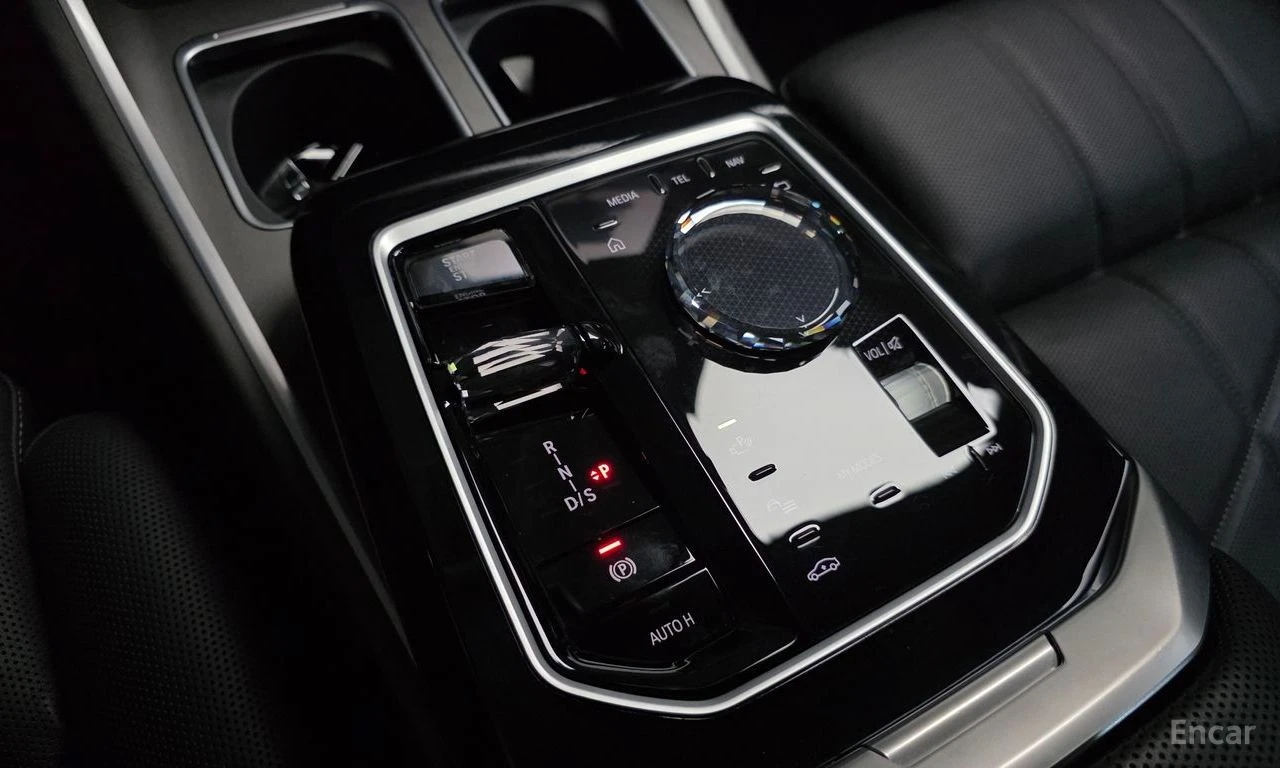 BMW 740 BOWER* WILKINS* ОБДУХВАНЕ* ДИСТРОНИК* ХЕДЪП* 360КА, снимка 10 - Автомобили и джипове - 56300864