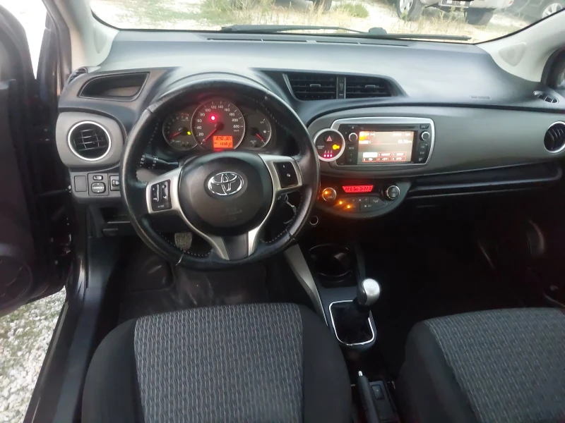 Toyota Yaris 1000, снимка 13 - Автомобили и джипове - 46939667