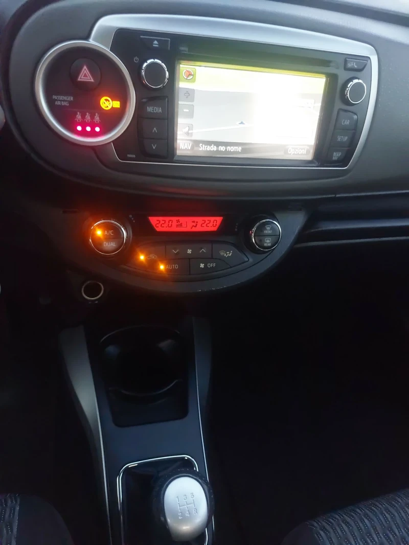 Toyota Yaris 1000, снимка 16 - Автомобили и джипове - 46939667