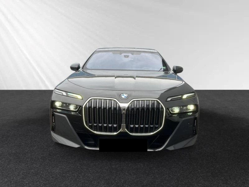 BMW 740 d/xDrive/M-SPORT/ICONIC GLOW/SKY LOUNGE/B&W/HEADUP, снимка 2 - Автомобили и джипове - 52616079