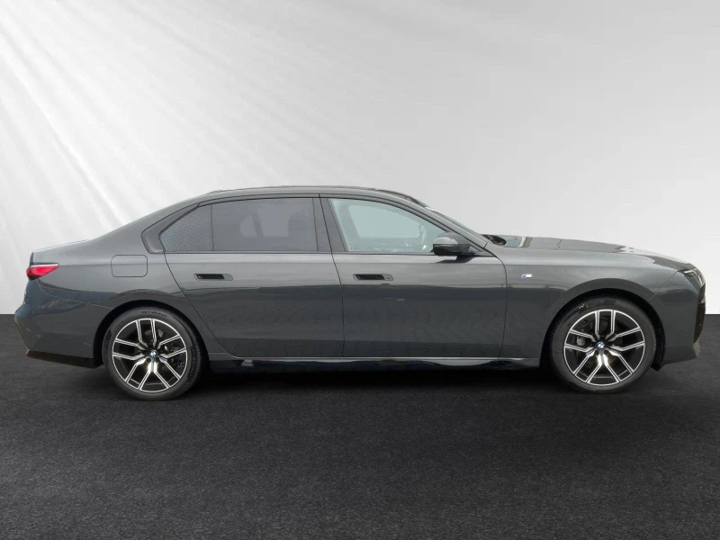 BMW 740 d/xDrive/M-SPORT/ICONIC GLOW/SKY LOUNGE/B&W/HEADUP, снимка 3 - Автомобили и джипове - 52616079