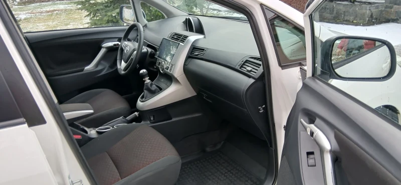 Toyota Verso  1.8 Edition, снимка 9 - Автомобили и джипове - 53189353