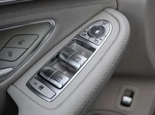 Mercedes-Benz C 400 | AMG| NAV| PANOROOF| B.SPOT| CLEAN CARFAX, снимка 12 - Автомобили и джипове - 53448503