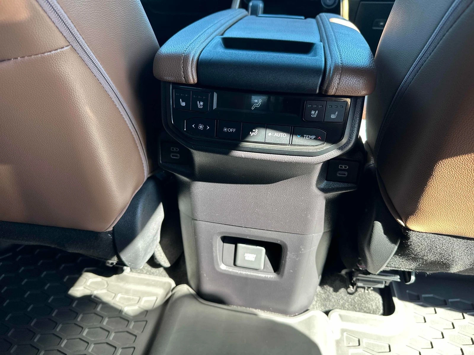 Toyota Grand Highlander Hybrid MAX Platinum AWD CARFAX    | Mobile.bg   13