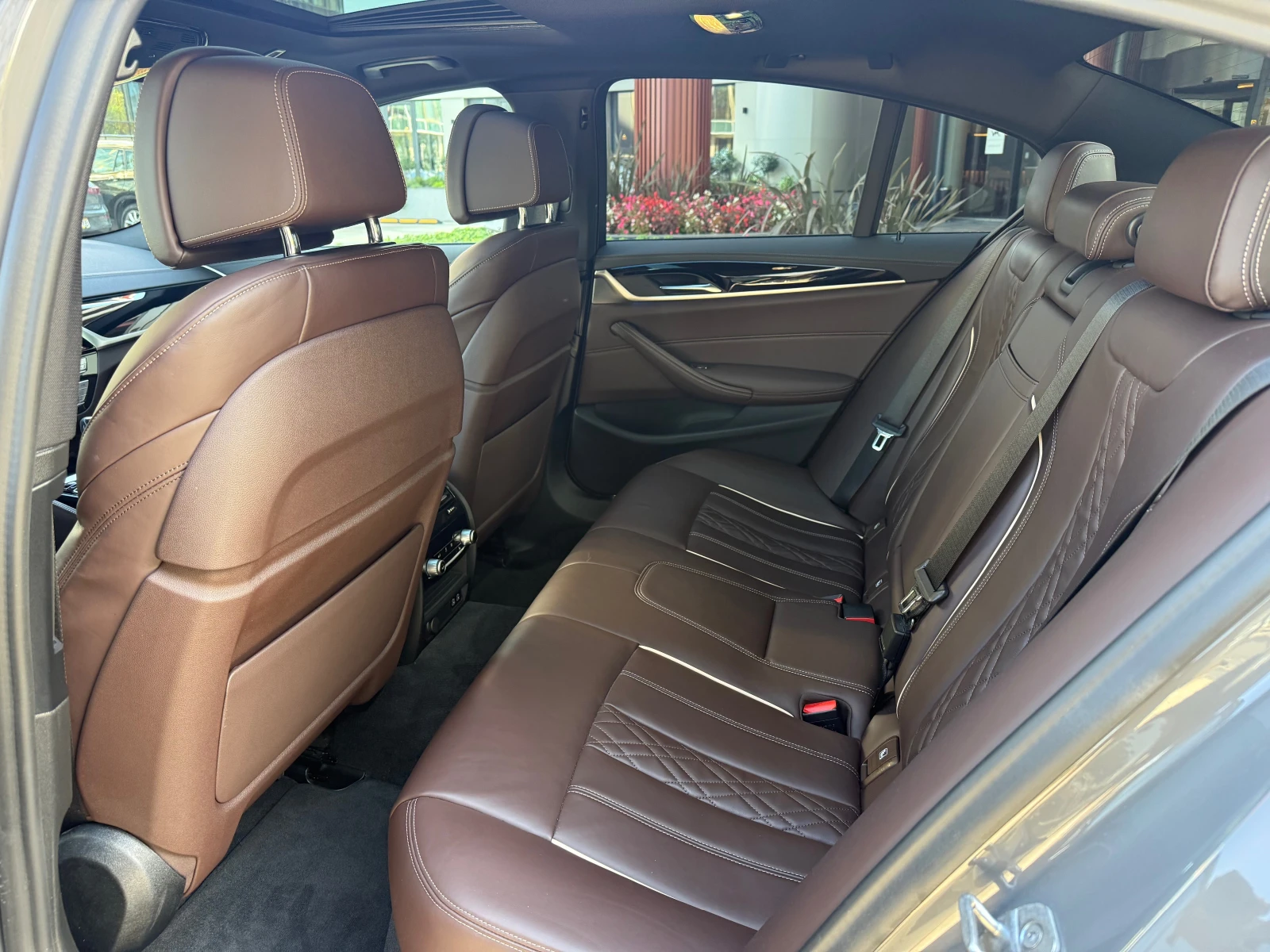 BMW 545 e xDrive M Sport plug-in-hybrid, снимка 13 - Автомобили и джипове - 53621863