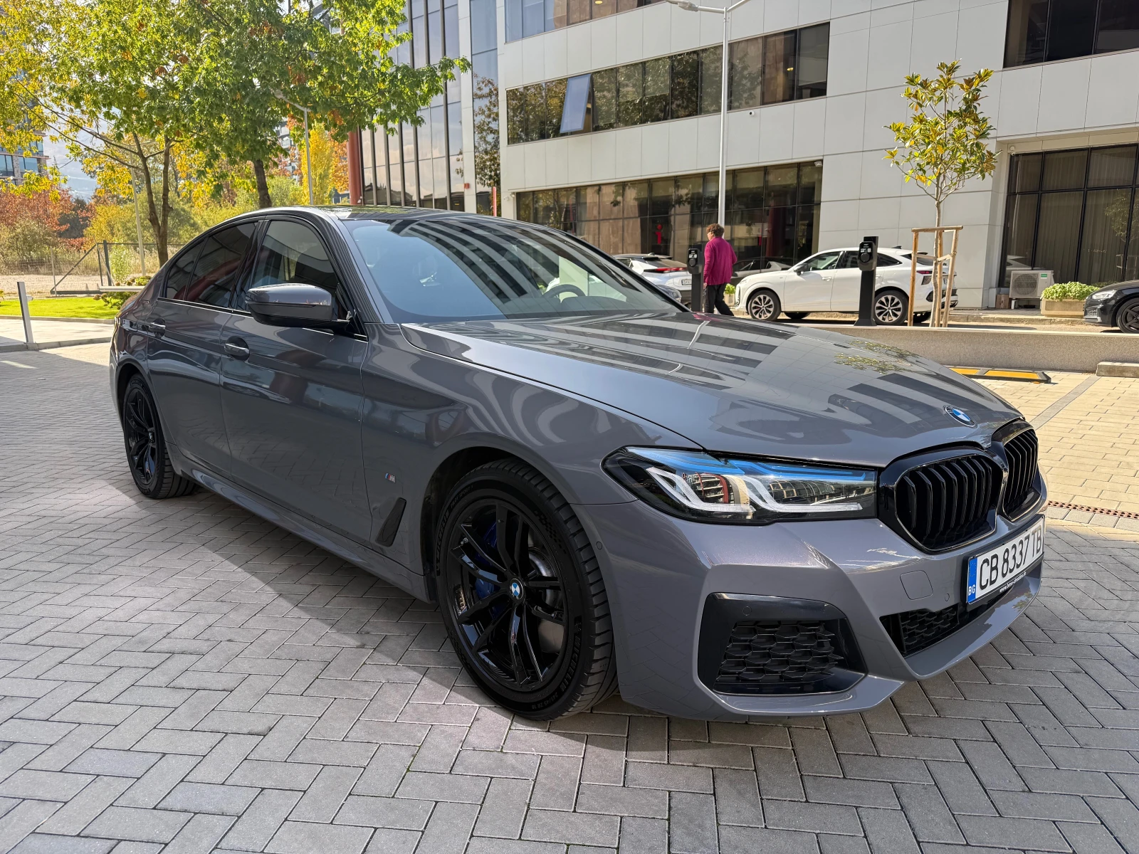 BMW 545 e xDrive M Sport plug-in-hybrid, снимка 5 - Автомобили и джипове - 53621863