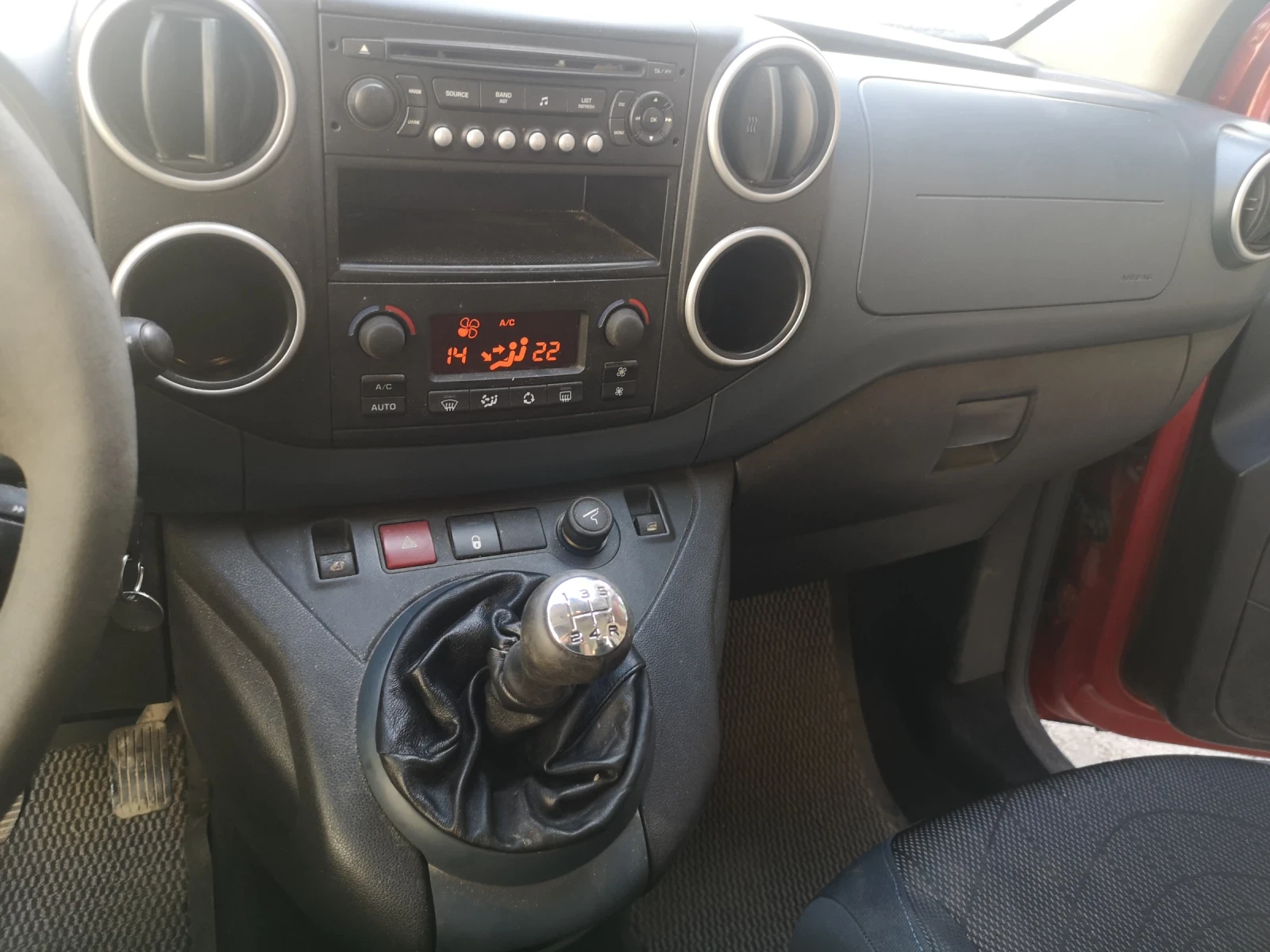 Peugeot Partner 1.6HDI, снимка 16 - Автомобили и джипове - 53953121