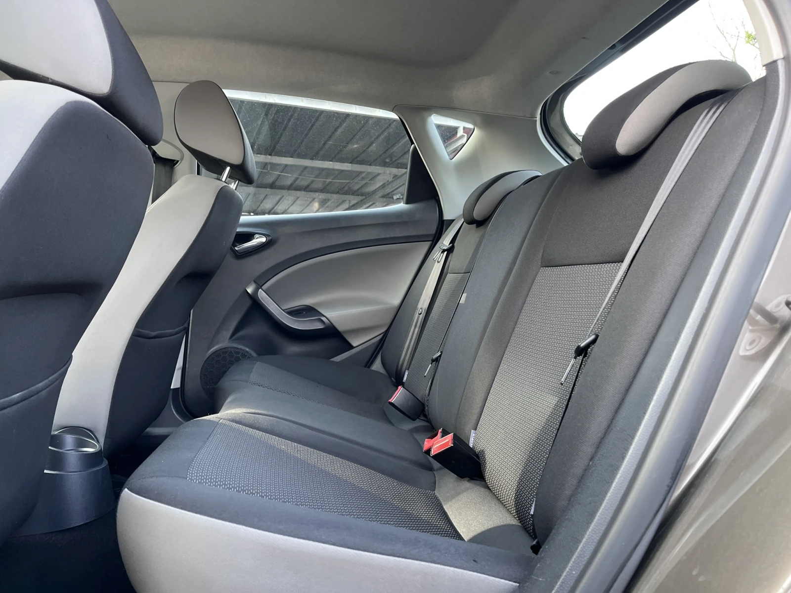 Seat Ibiza TSI 95 HP, снимка 10 - Автомобили и джипове - 54043768