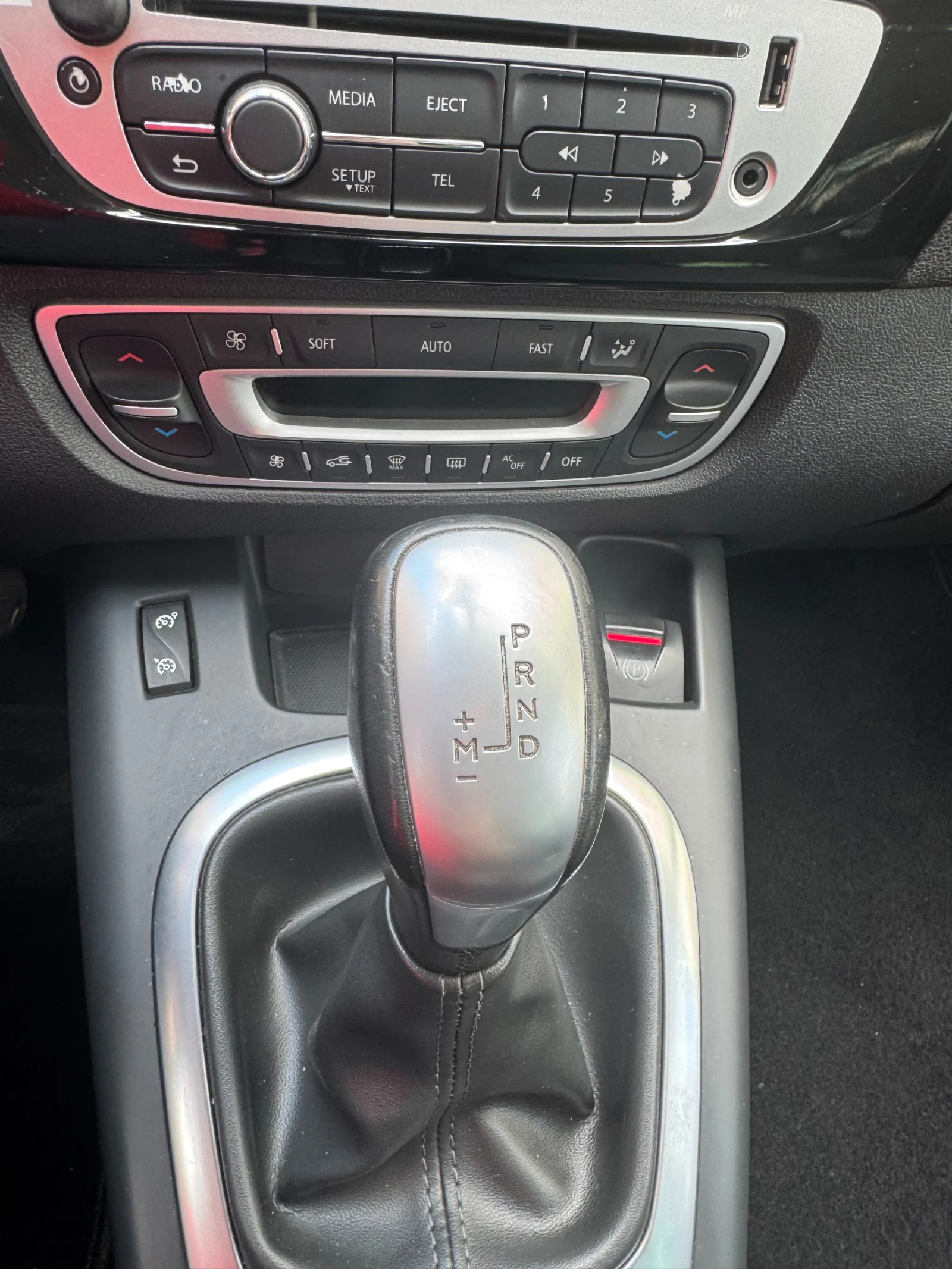 Renault Scenic Bose, снимка 17 - Автомобили и джипове - 54892537