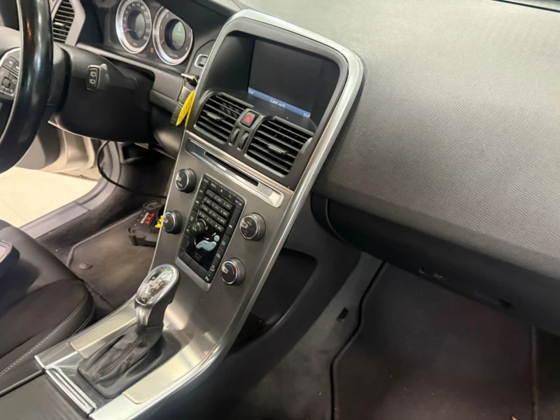 Volvo XC60, снимка 14 - Автомобили и джипове - 52393212