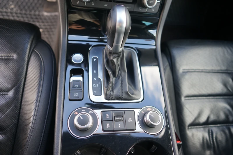 VW Touareg 3.0 TDI, снимка 10 - Автомобили и джипове - 52588312