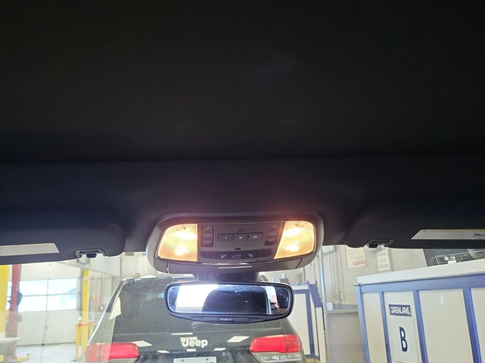 Jeep Grand cherokee TRAILHAWK* KEYLESS* PANO* ПОДГРЕВ* КАМЕРА, снимка 13 - Автомобили и джипове - 54459975