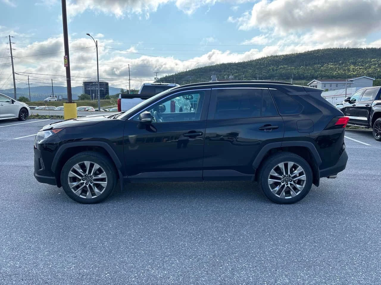 Toyota Rav4 XLE | CARFAX | АВТОКРЕДИТ БЕЗ ПЪРВОНАЧАЛНА ВНОСКА, снимка 3 - Автомобили и джипове - 55630940