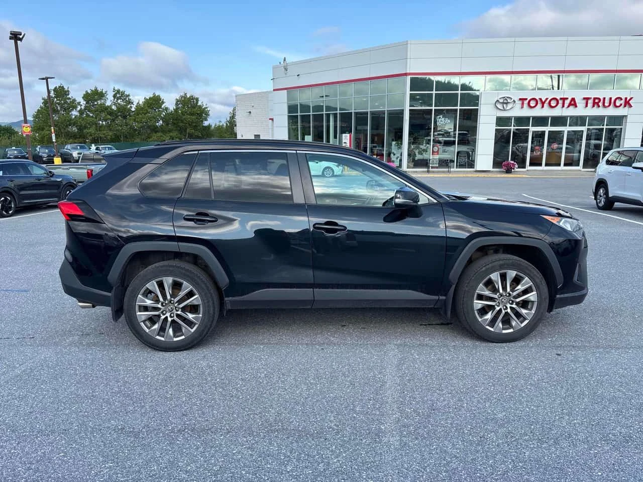 Toyota Rav4 XLE | CARFAX | АВТОКРЕДИТ БЕЗ ПЪРВОНАЧАЛНА ВНОСКА, снимка 4 - Автомобили и джипове - 55630940