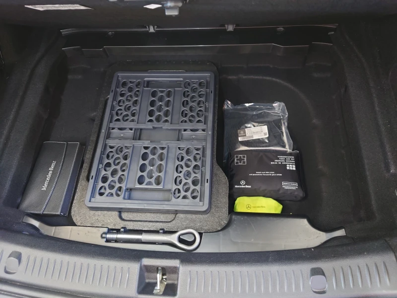 Mercedes-Benz E 220 d- Night edition- kamera 360:, снимка 7 - Автомобили и джипове - 51019378