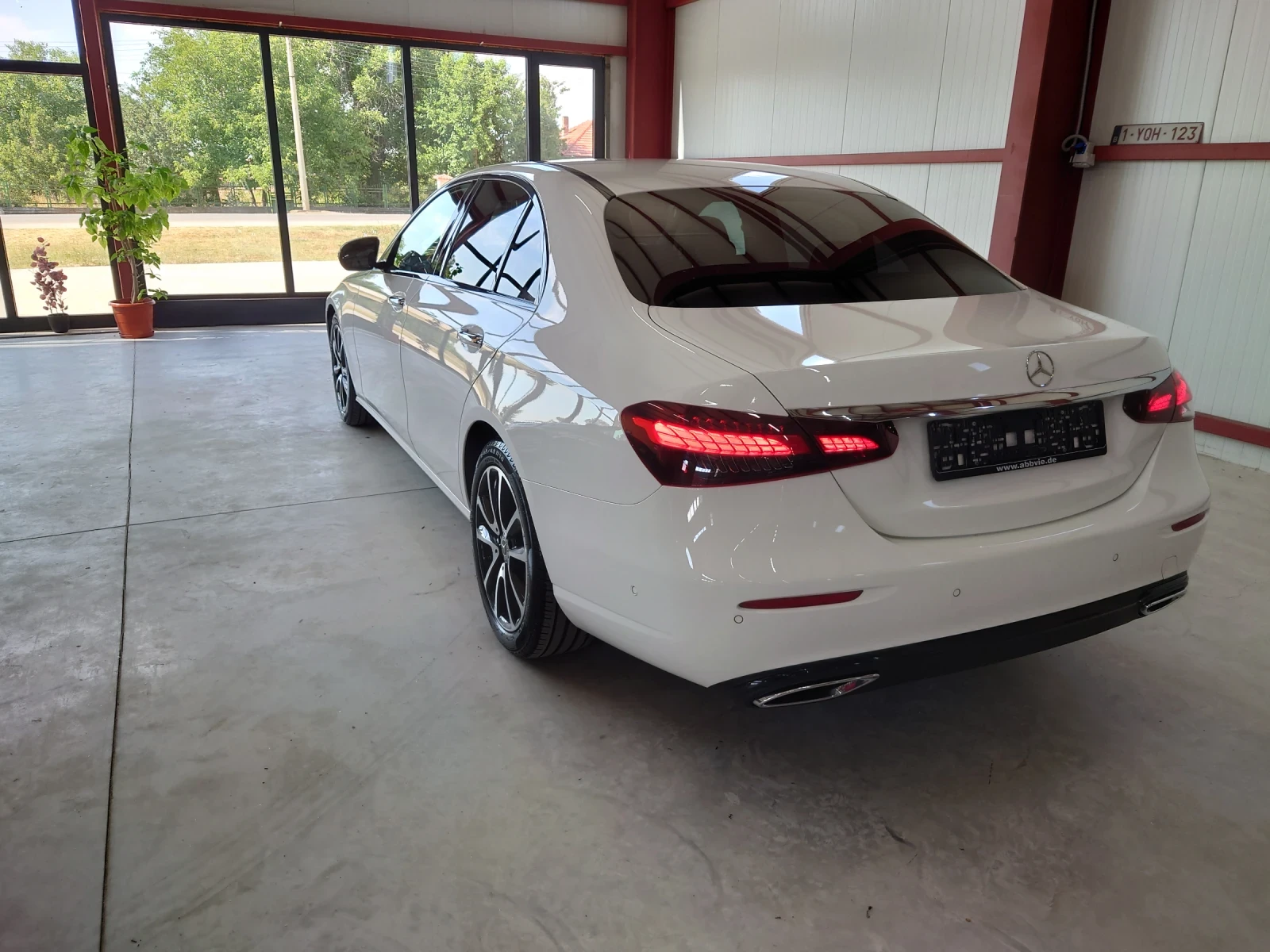 Mercedes-Benz E 220 d- Night pack - kamera 360: - изображение 5