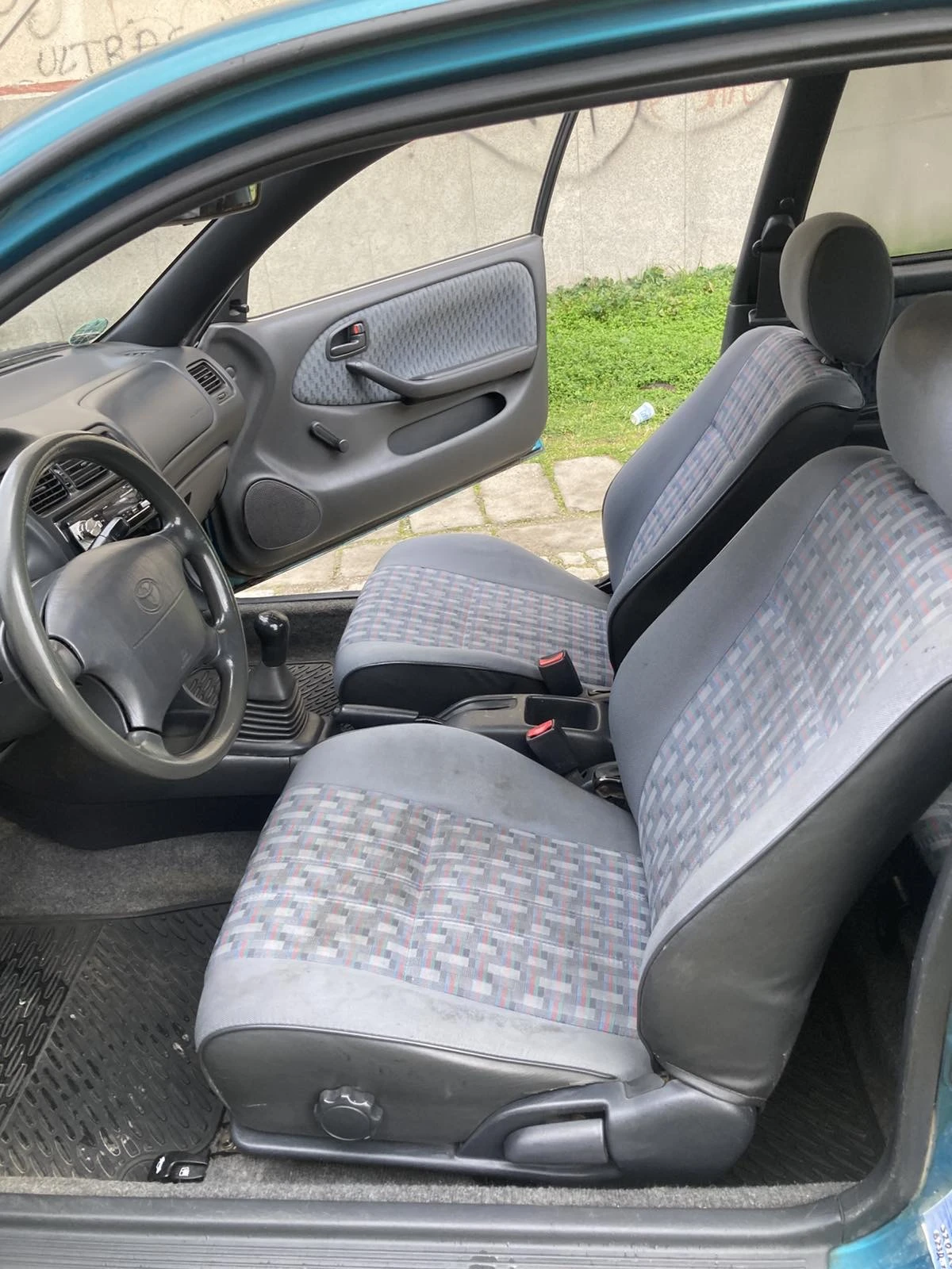 Toyota Corolla 1.3 Бензин, снимка 12 - Автомобили и джипове - 53717028