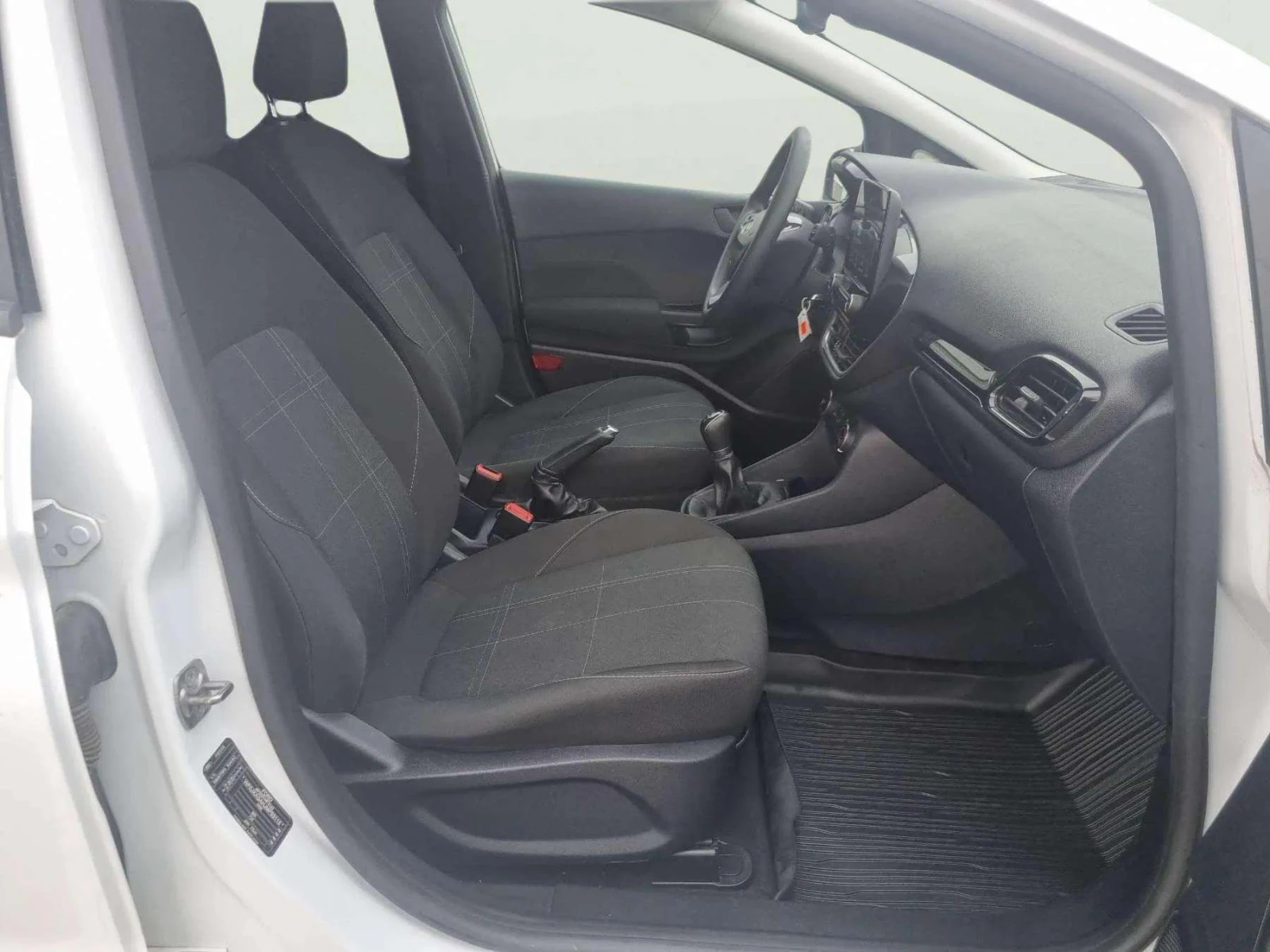 Ford Fiesta 1.1L, снимка 11 - Автомобили и джипове - 53818895