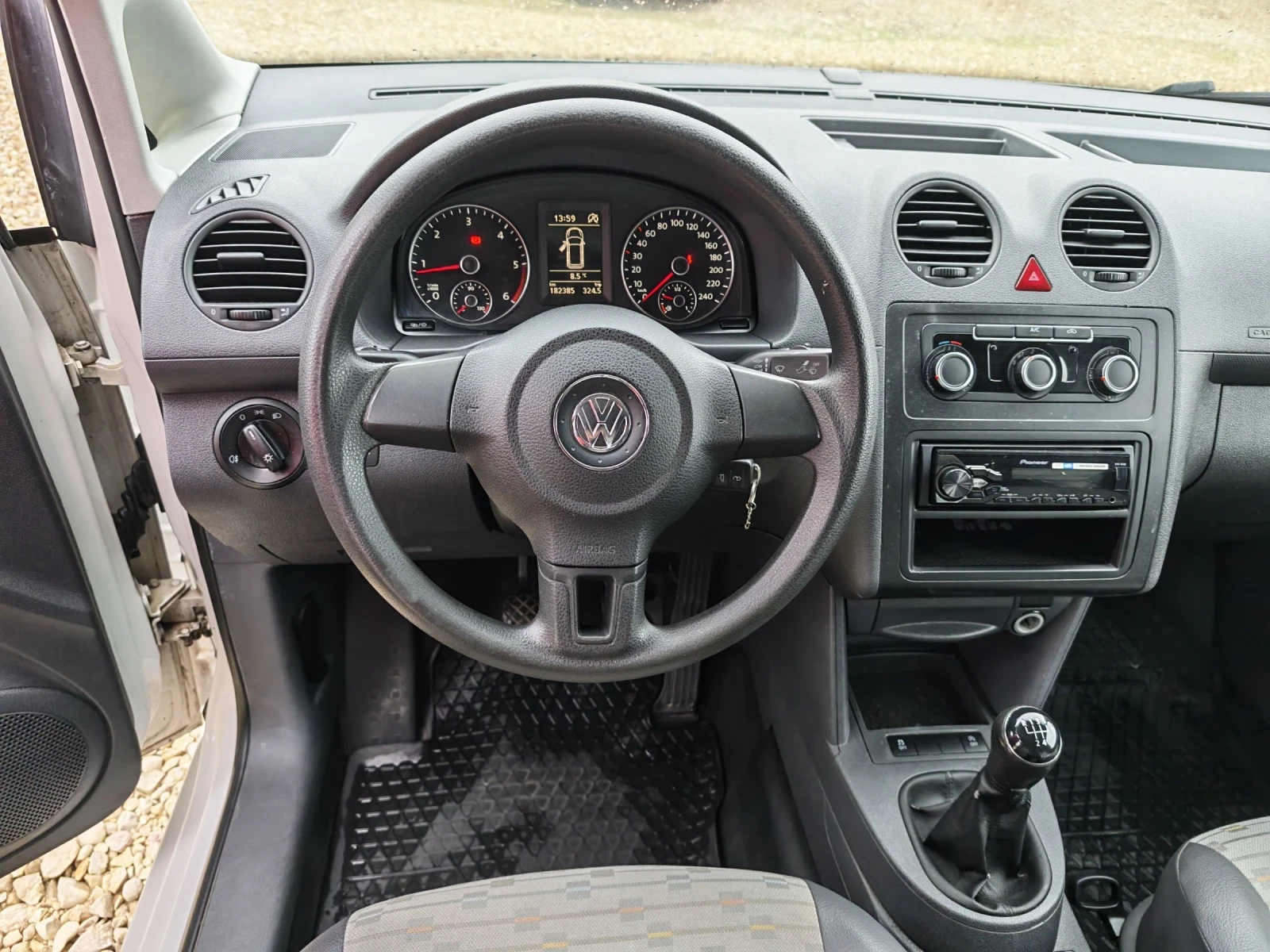 VW Caddy 1.6 TDI , снимка 8 - Автомобили и джипове - 53939590