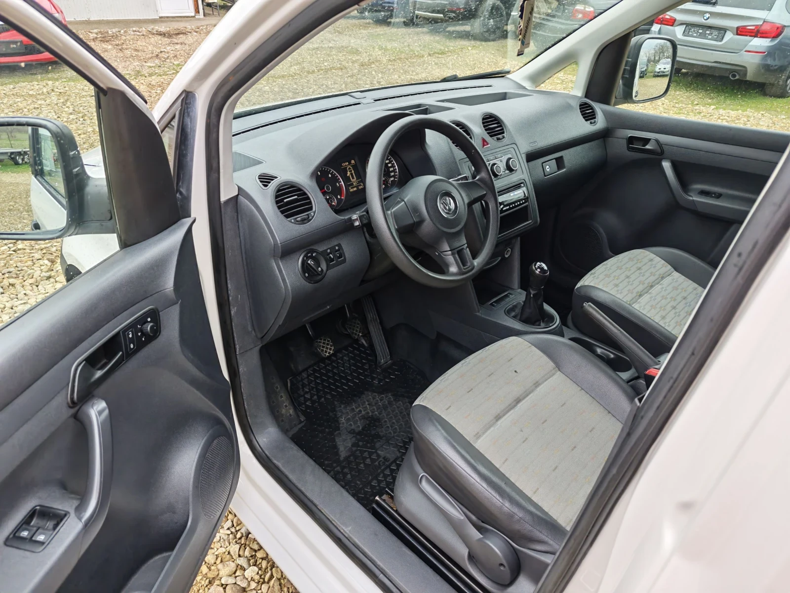 VW Caddy 1.6 TDI , снимка 7 - Автомобили и джипове - 53939590