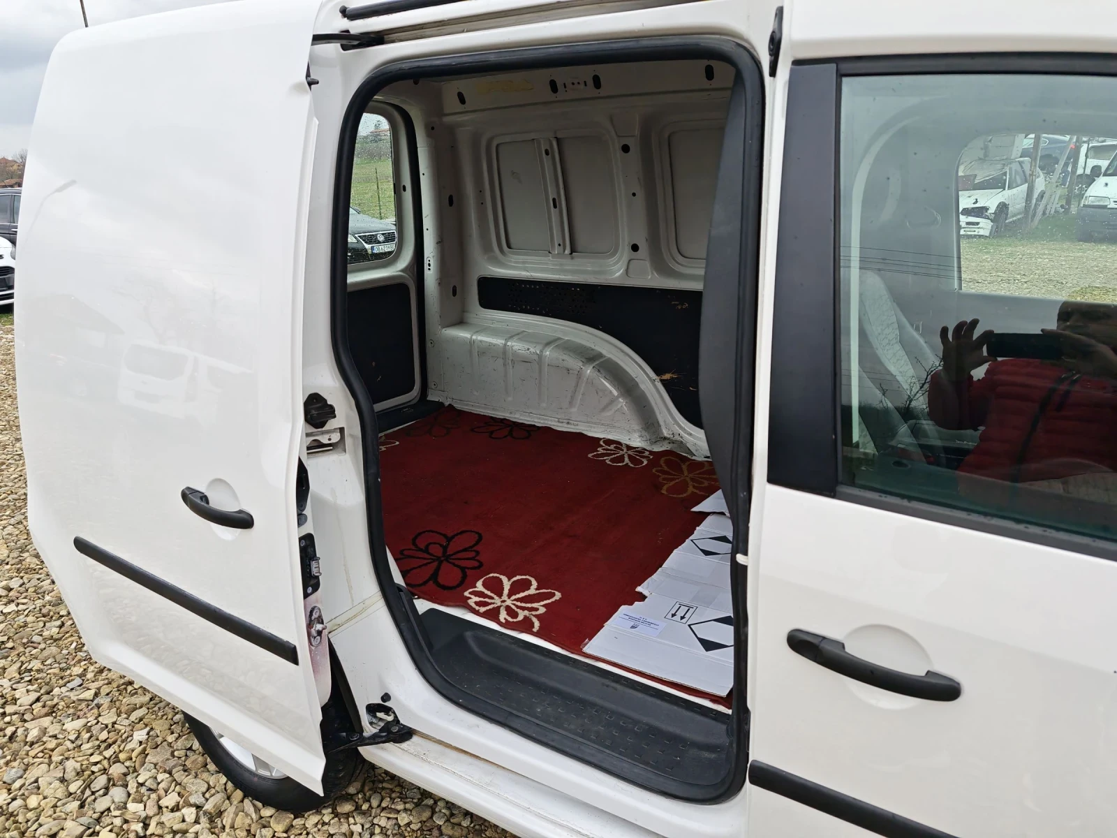 VW Caddy 1.6 TDI , снимка 13 - Автомобили и джипове - 53939590