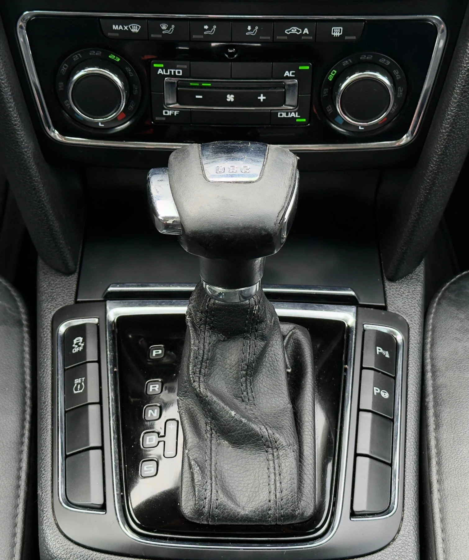 Skoda Superb 2.0TDi 170hp//DSG/NAVI/XENON, снимка 13 - Автомобили и джипове - 56091095