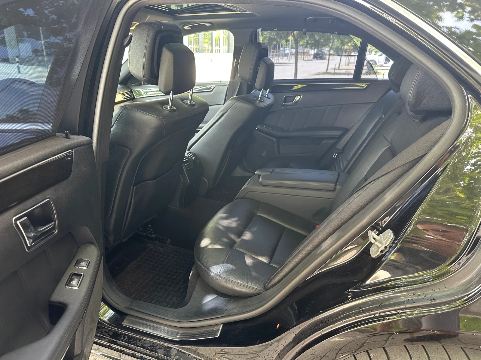 Mercedes-Benz E 350 AMG* AVANTGARDE* HARMON/KARDON* ПОДГРЕВ* ЩОРИ* , снимка 9 - Автомобили и джипове - 52325686