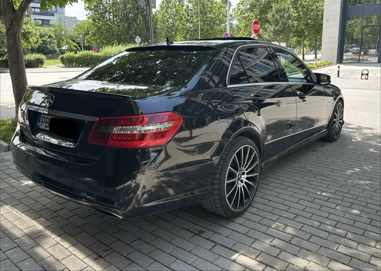 Mercedes-Benz E 350 AMG* AVANTGARDE* HARMON/KARDON* ПОДГРЕВ* ЩОРИ* , снимка 4 - Автомобили и джипове - 52325686