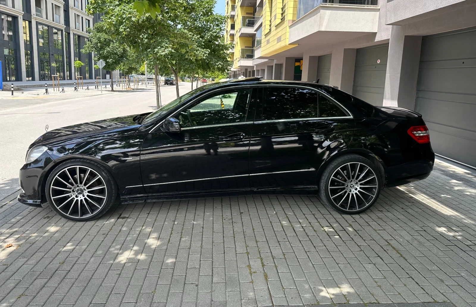 Mercedes-Benz E 350 AMG* AVANTGARDE* HARMON/KARDON* ПОДГРЕВ* ЩОРИ* , снимка 2 - Автомобили и джипове - 52325686