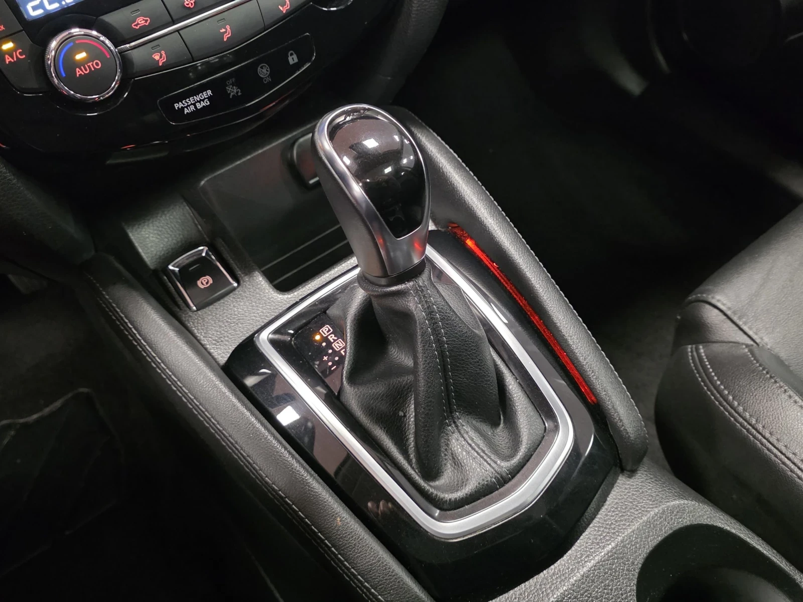 Nissan Qashqai 1.2 DIG-T | Automatic | Tekna , снимка 11 - Автомобили и джипове - 54045309