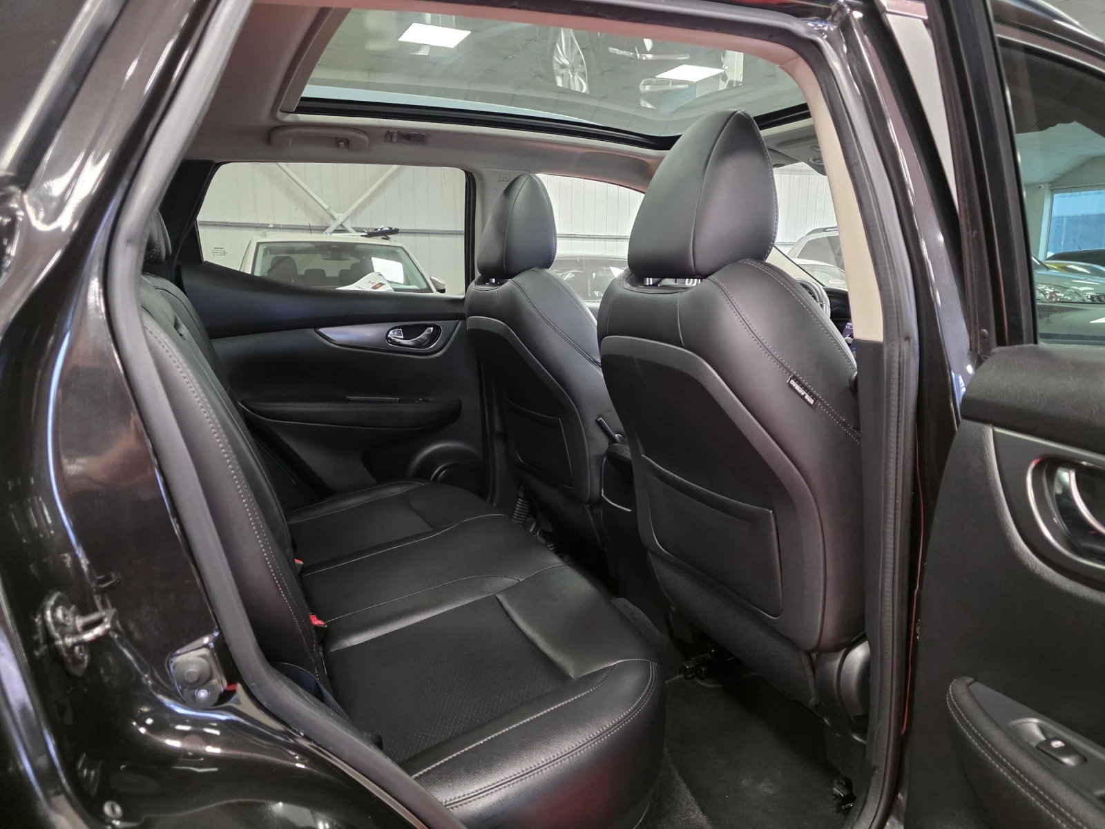 Nissan Qashqai 1.2 DIG-T | Automatic | Tekna , снимка 14 - Автомобили и джипове - 54045309